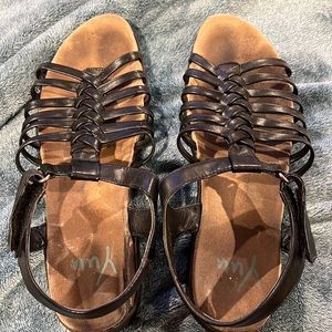 Josarie Yuu Sandals